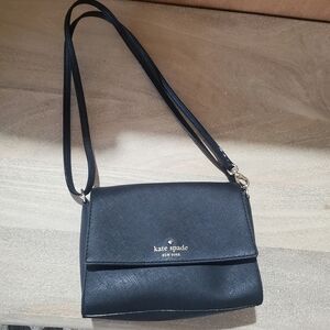 KATE SPADE BLACK SHOULDER BAG. NAGNECTIC CLOSURE.